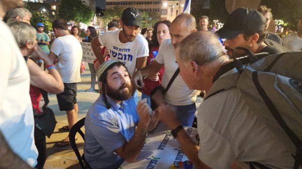 פעילי שמאל תוקפים בצעקות את צבי סוכות. צפו