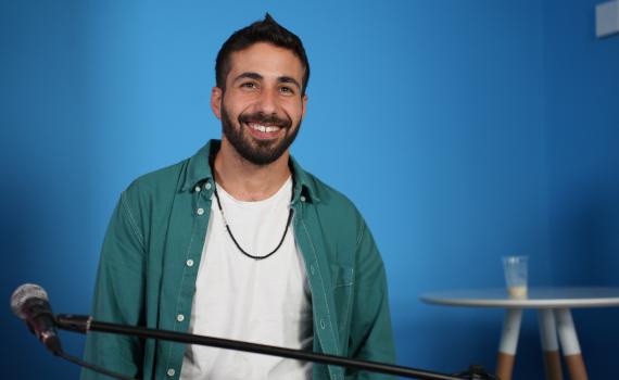 צפו: אביחי הולנדר מבצע את "יומולדת" | לייב בדסק