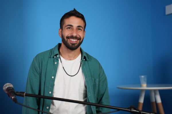 צפו: אביחי הולנדר מבצע את "יומולדת" | לייב בדסק