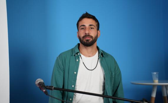 צפו: אביחי הולנדר מבצע את "לא נרגע" | לייב בדסק