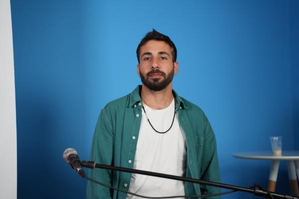 צפו: אביחי הולנדר מבצע את "לא נרגע" | לייב בדסק