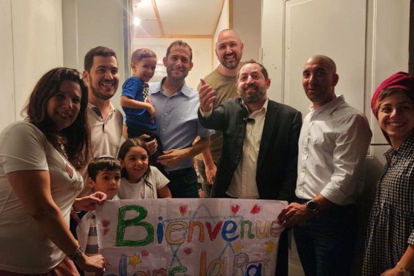 11 משפחות מפריז עלו ליישוב הסרוג: "מימוש דברי הנביאים"