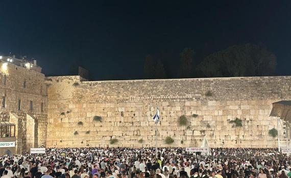 כמדי שנה: אלפי מתפללים במעמד הסליחות בכותל