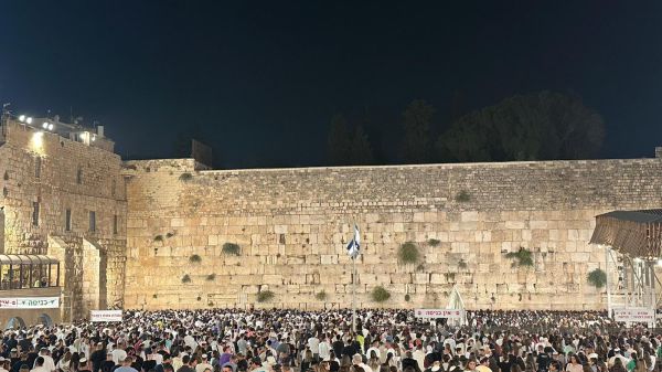 כמדי שנה: אלפי מתפללים במעמד הסליחות בכותל