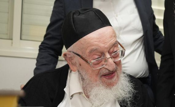 גנץ קורץ לחרדים: הגיע לבני ברק לפתיחת זמן אלול