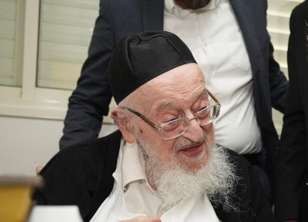 גנץ קורץ לחרדים: הגיע לבני ברק לפתיחת זמן אלול