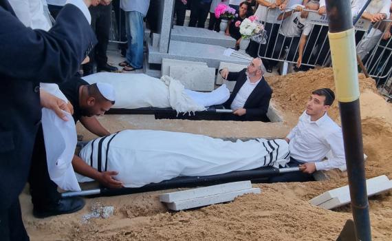 בדמעות: נרצחי הפיגוע בחווארה הובאו למנוחות