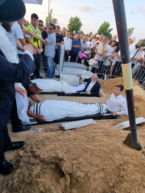 בדמעות: נרצחי הפיגוע בחווארה הובאו למנוחות