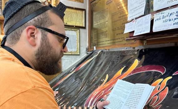 שני מפורסמים הגיעו לשיעור של הרב סנדרוסי