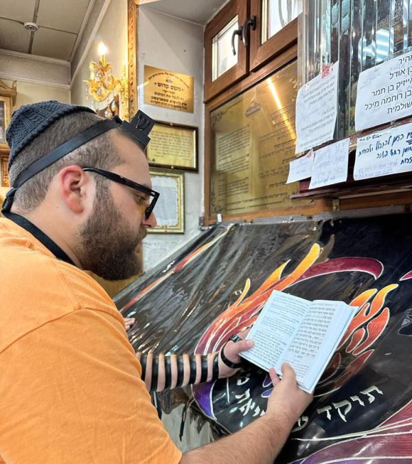 שני מפורסמים הגיעו לשיעור של הרב סנדרוסי