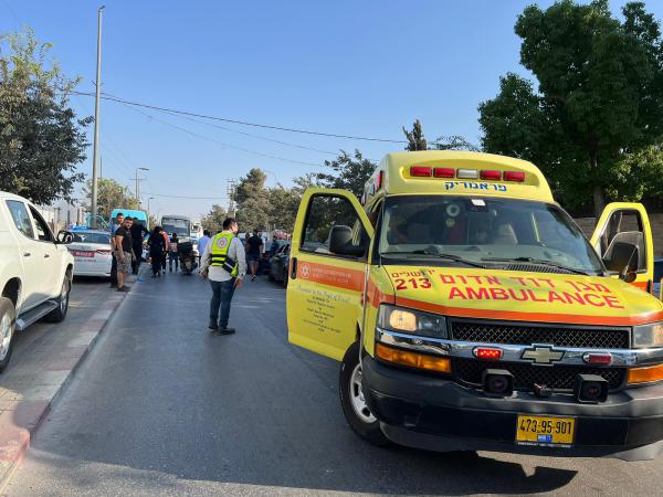 פיגוע דקירה במעלה אדומים; שני פצועים במקום