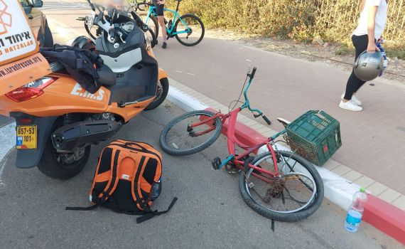רוכב אופניים נפגע מרכב בנתניה, מצבו קשה