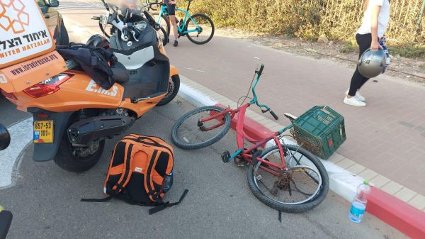 רוכב אופניים נפגע מרכב בנתניה, מצבו קשה