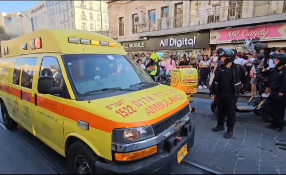 הולכת רגל נפצעה קשה מפגיעת ניידת משטרה בי-ם