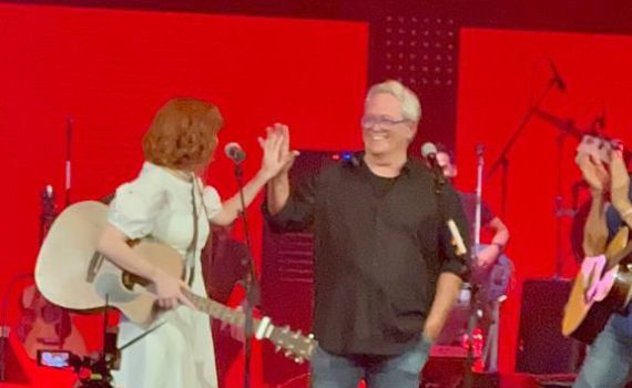 צפו: שלמה ארצי מבצע את 'ילד מטריה' בקיסריה