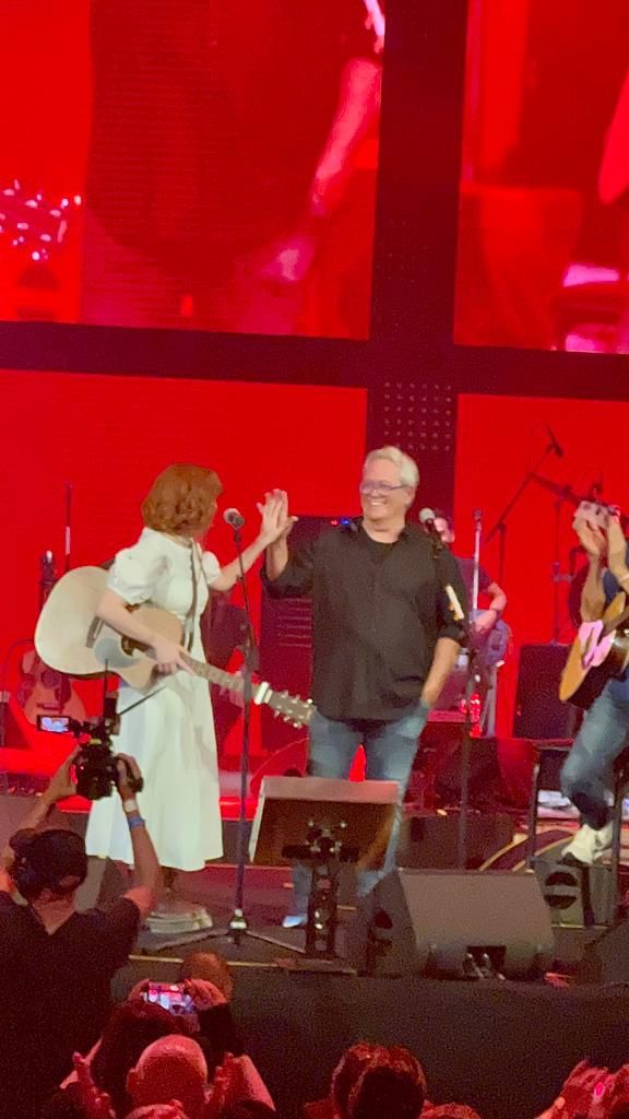 צפו: שלמה ארצי מבצע את 'ילד מטריה' בקיסריה