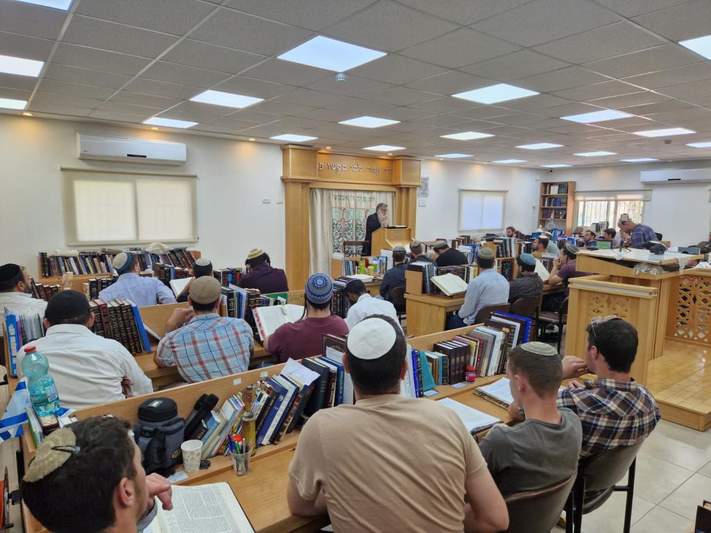 חשיפת סרוגים: תושבי פסגת זאב מברכים על פתיחת הישיבה