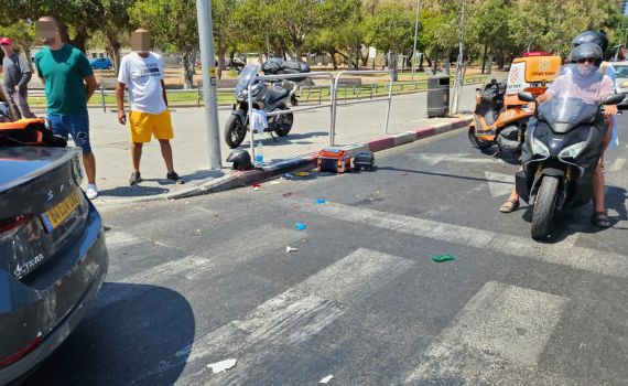רוכב אופנוע נפגע מרכב בבת ים, מצבו קשה