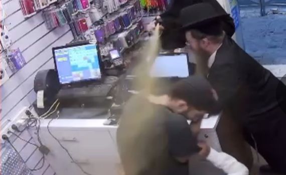 צפו בתיעוד: חרדי ריסס מוכרי חנות סלולר בגז פלפל