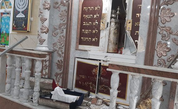 חשד: פרצו לבתי כנסת והשחיתו ספרי תורה
