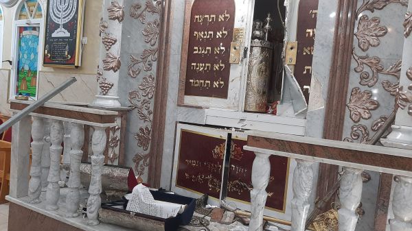 חשד: פרצו לבתי כנסת והשחיתו ספרי תורה