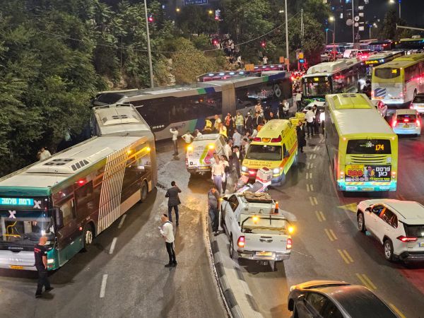 תאונת אוטובוסים בירושלים: כ-20 פצועים במצב קל