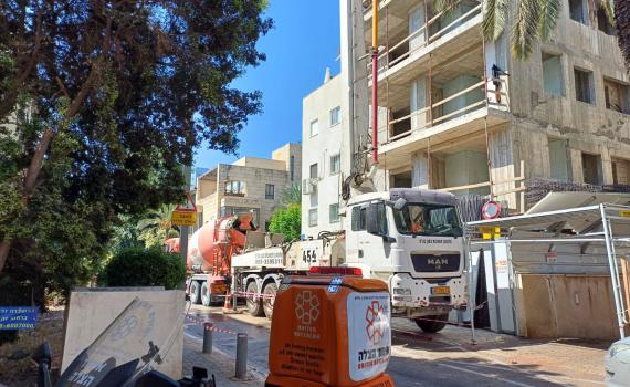 ת"א: 3 פועלי בניין נפצעו כתוצאה מפגיעת מנוף