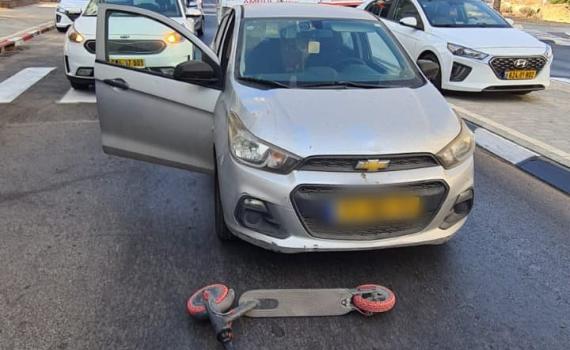 אשקלון: שני פצועים בתאונה בין רכב לקורקינט