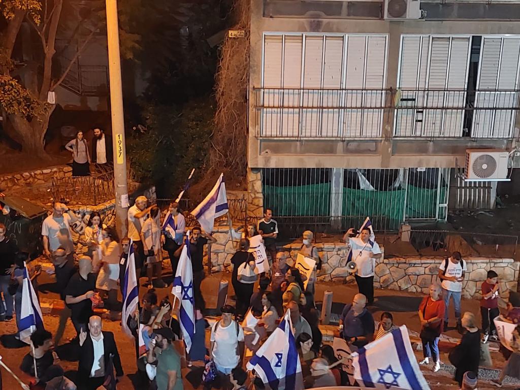 "חרדי זה אחי": מאות צעדו בבני ברק וקראו לאחדות