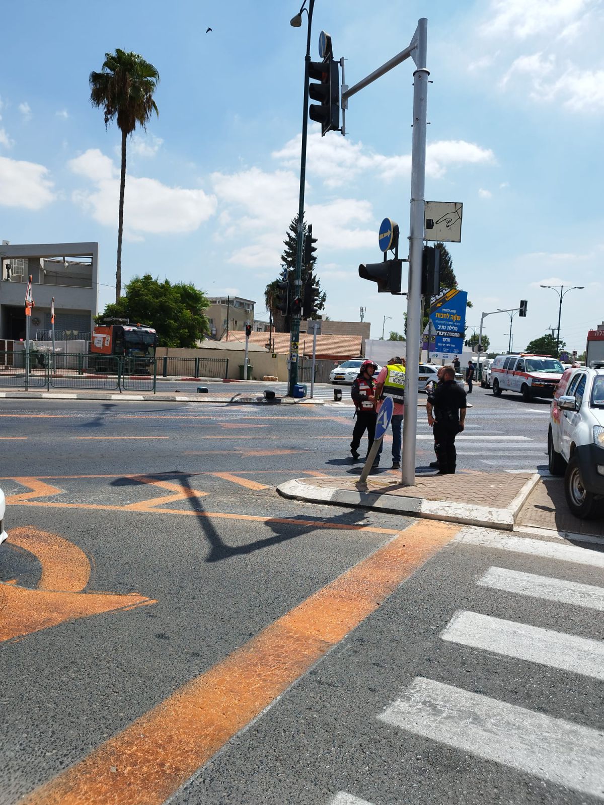 מיכלי חומצה דלפו בפ"ת: כביש 40 נסגר לתנועה