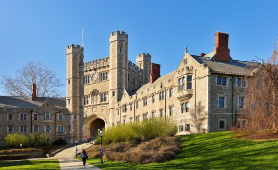 מכללה אמריקאית רושמת שחורים כנכים למען הקלות