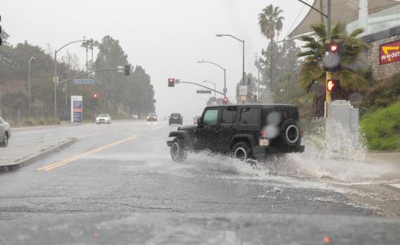 הצפות ופינוי המוני: הסופה "הילרי" מכה בקליפורניה