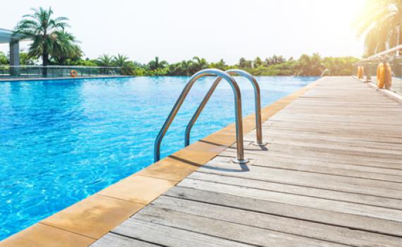 פעולות החייאה על גבר שטבע בבריכה בחולון