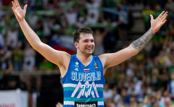 הלם בטקסס: כוכב העל עובר ללייקרס וישתף פעולה עם לברון ג'יימס