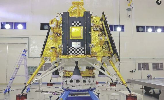 לראשונה בהיסטוריה: חללית מהודו נחתה על הירח