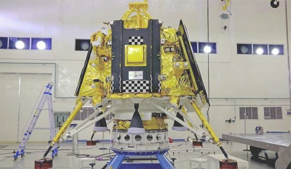 לראשונה בהיסטוריה: חללית מהודו נחתה על הירח