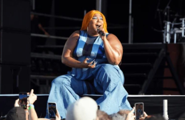 הרקדניות טוענות נגד הכוכבת: "הטרידה מינית"