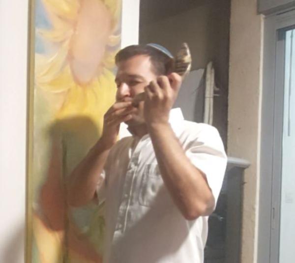 שיא גינס? צפו בתקיעת שופר הארוכה ביותר שראינו