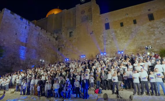 איך חוגגים בסוכות? עם תלבושות, חצוצרות ו-800 לוויים