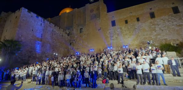 איך חוגגים בסוכות? עם תלבושות, חצוצרות ו-800 לוויים