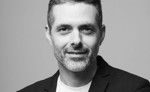 השחקן דן שפירא הגיע לשמוע את המועמד הסרוג בת"א