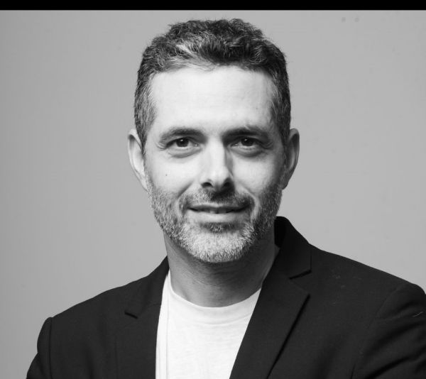 השחקן דן שפירא הגיע לשמוע את המועמד הסרוג בת"א