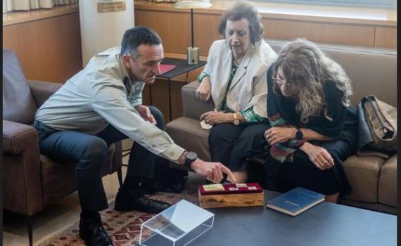 הרמטכ"ל העניק למשפחה מזכרת מהלוחם שנפל