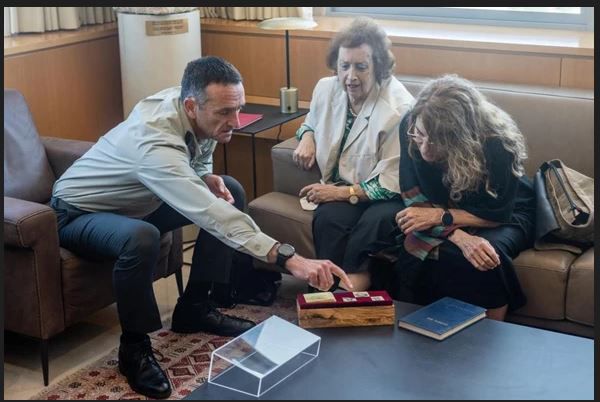 הרמטכ"ל העניק למשפחה מזכרת מהלוחם שנפל