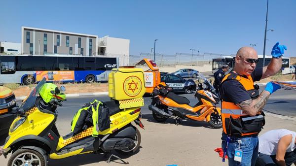 תאונה קשה בנגב: פצועים בהתנגשות רכב וטרקטורון