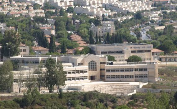 ליל שבת: היכה מתפלל בגלל עבדותו כסוהר