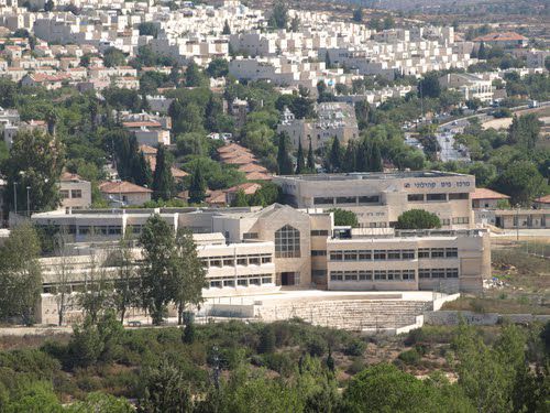 ליל שבת: היכה מתפלל בגלל עבדותו כסוהר