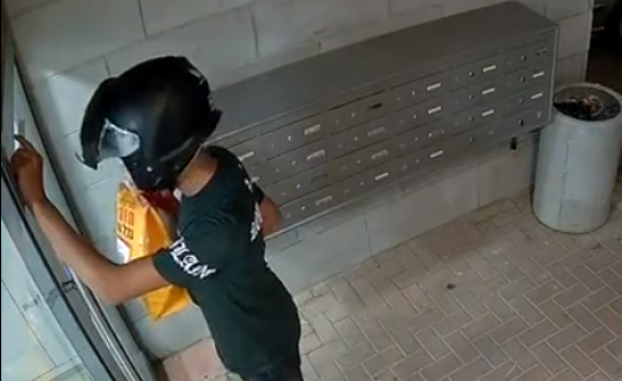 מזעזע: משלוחן ערבי תלש מזוזה והשליך אותה לפח