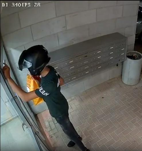 מזעזע: משלוחן ערבי תלש מזוזה והשליך אותה לפח