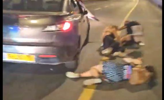 צפו בתיעוד: רכב דרס מפגינים באיילון